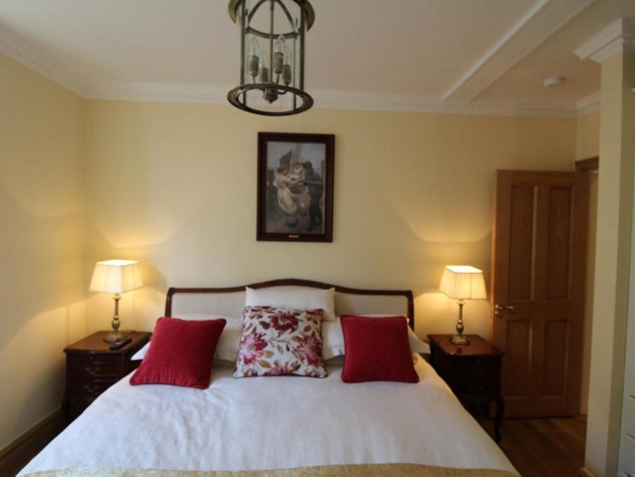 The Post House Apartment Кинсейл Екстериор снимка